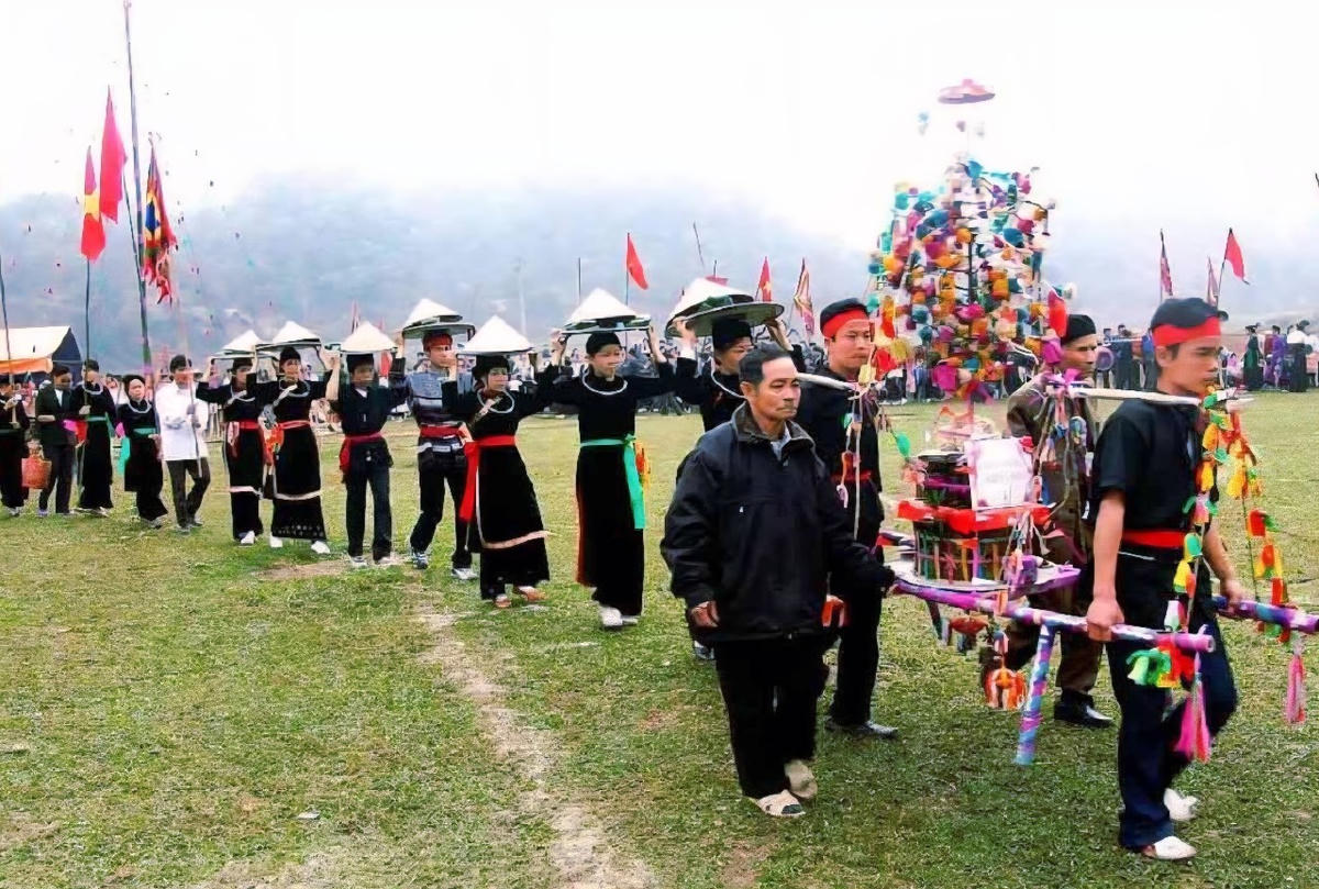 Đông đảo Nhân dân và du khách tham gia lễ hội góp phần duy trì nét văn hoá truyền thống.