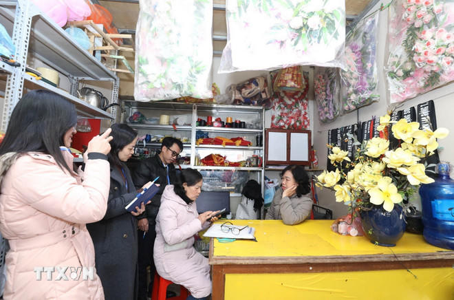 Các điều tra viên thực hiện thu thập thông tin trực tiếp tại Cửa hàng hoa tươi, cây cảnh Trường Tho, phường Lương Văn Tri, tỉnh Lạng Sơn. (Ảnh: Anh Tuấn/TTXVN).