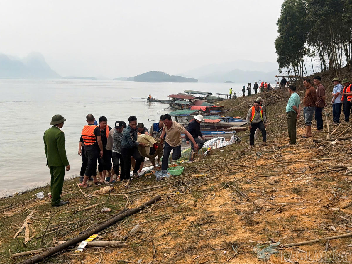 Khắc phục hậu quả vụ tai nạn giao thông đường thủy đặc biệt nghiêm trọng trên hồ Thác Bà
