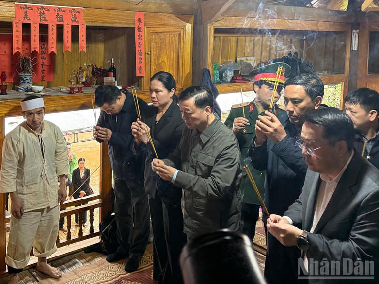 Đoàn công tác thắp hương tưởng niệm các nạn nhân.