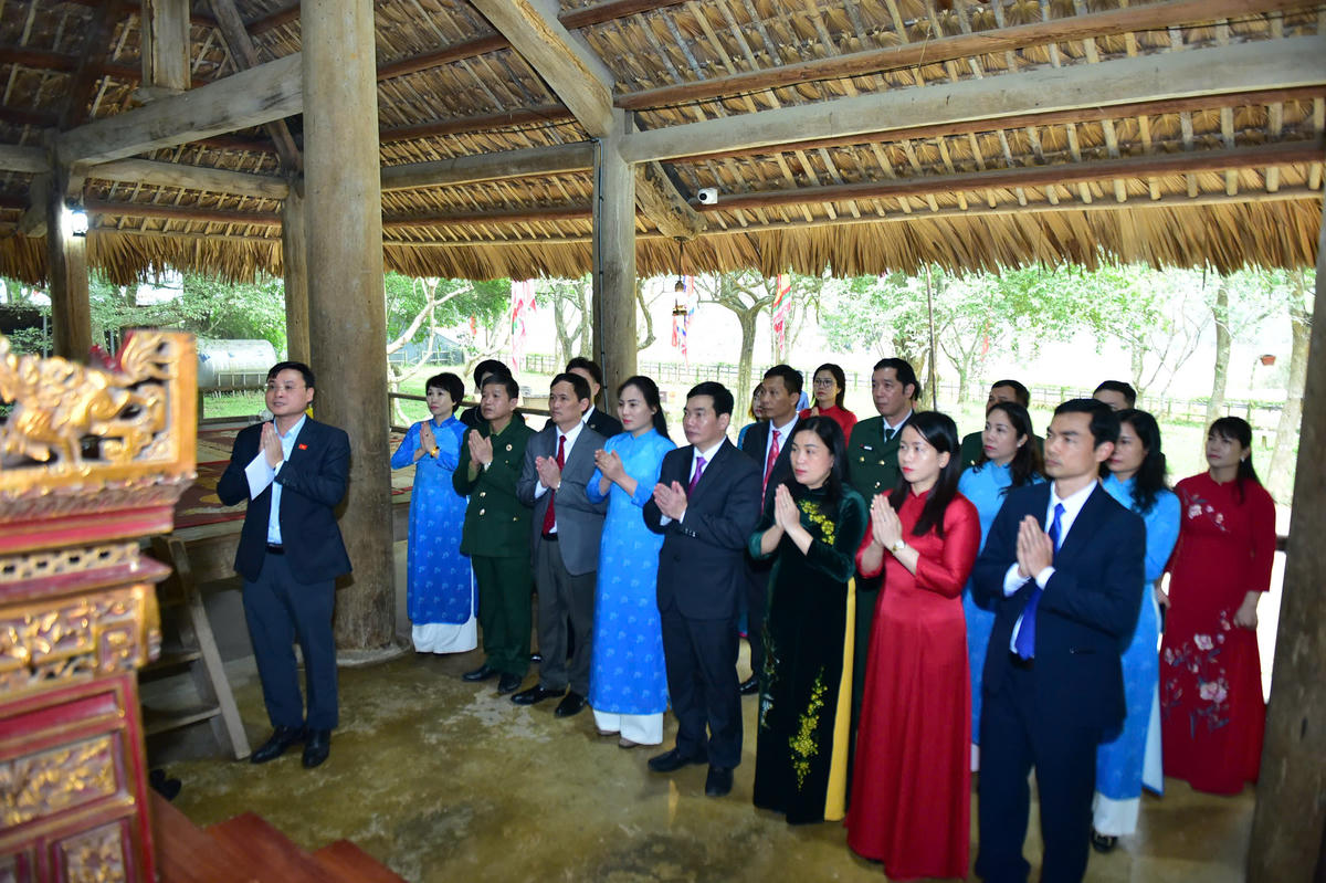 Các đại biểu dâng hương, hoa tại Đình Tân Trào. Ảnh: Xuân Trường.