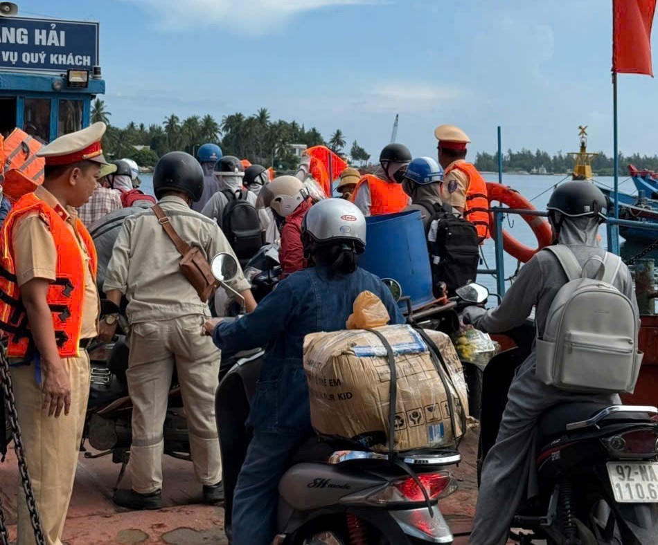 Lực lượng CSGT, Công an TP Đà Nẵng tuần tra kiểm tra sát phương tiện tham gia giao thông đường thủy. Ảnh: CV.