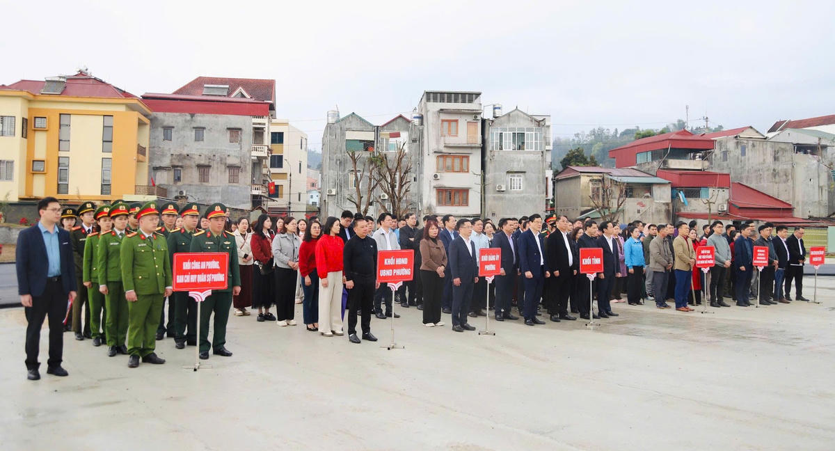 Nhiều cơ quan, đơn vị cùng tham gia Tết trồng cây. Ảnh: UBND Phường Thục Phán.