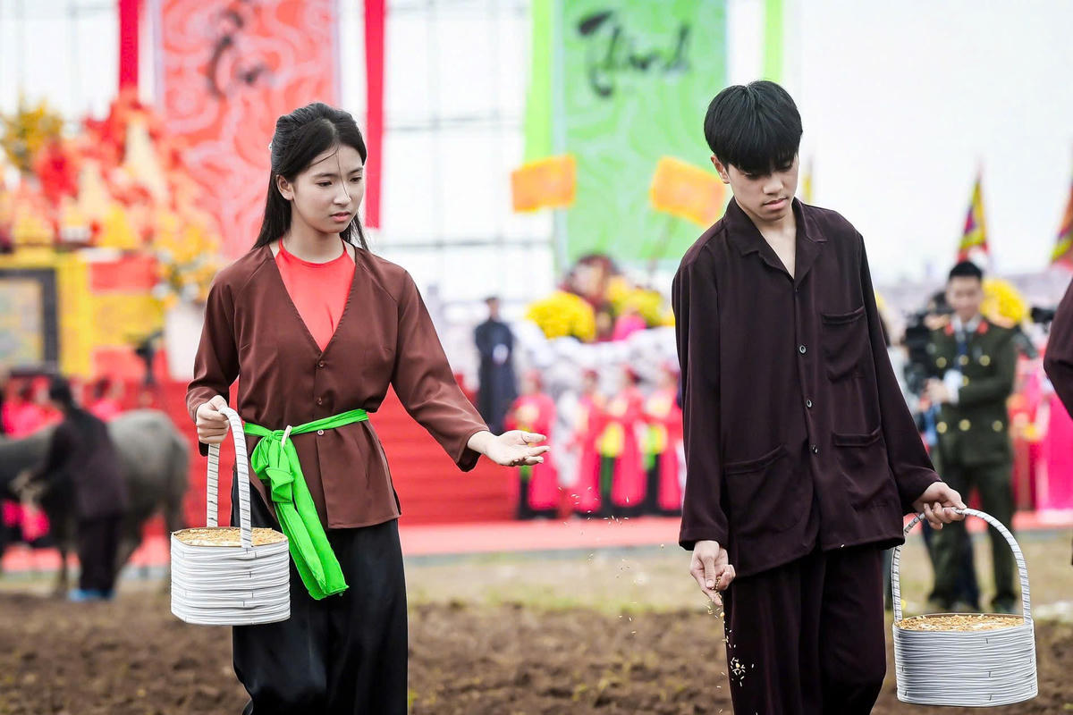 Các hạt giống được gieo xuống, tượng trưng cho một mùa vụ mới tốt tươi. Ảnh: X.L