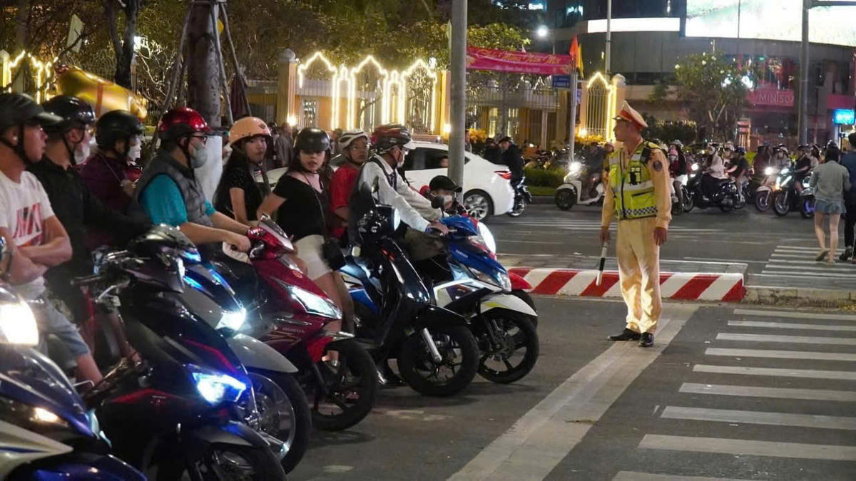 Lực lượng CSGT, Công an TP Đà Nẵng phân luồng điều tiết giao thông. Ảnh: CV.