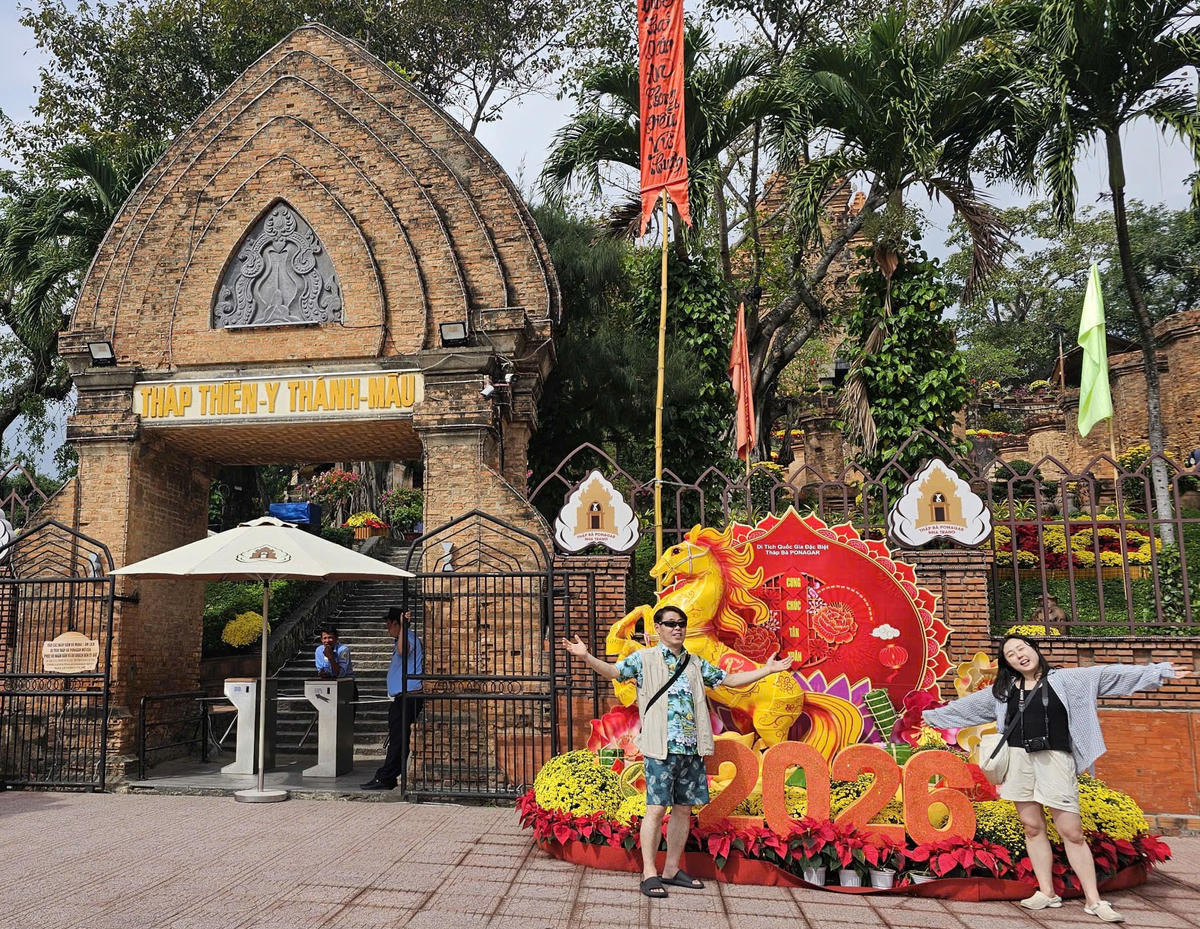 Du khách đến tham quan tại Tháp Bà Pô Nagar trong những ngày Tết. Ảnh X.H