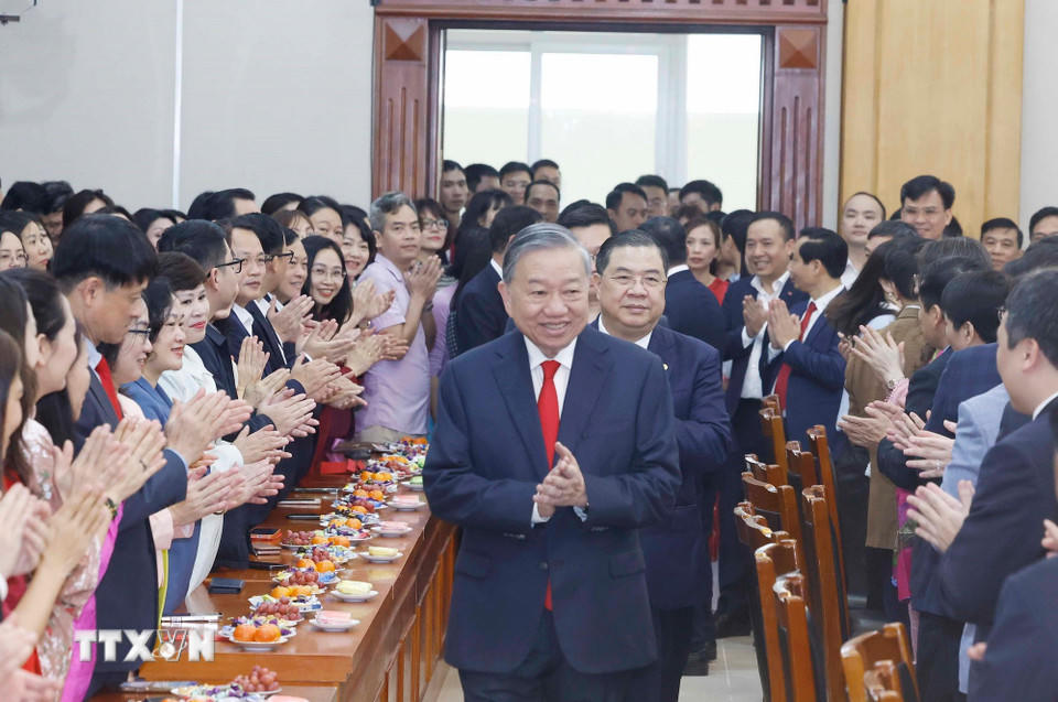 Tổng Bí thư Tô Lâm với cán bộ, công chức, viên chức, người lao động Văn phòng Trung ương Đảng. (Ảnh: Thống Nhất/TTXVN).