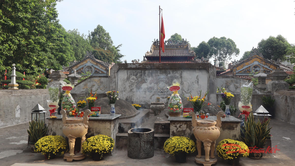 Trong khu di tích hiện nay có khu vực Lăng ông Lê Văn Duyệt để người dân tới thăm viếng, tạ ơn ngày đầu xuân. Ảnh: Hồng Phúc.