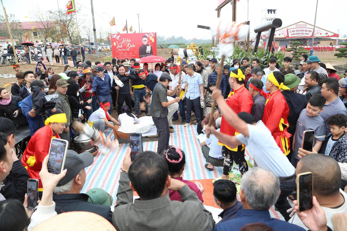 Bên cạnh phần nghi lễ chính, nhiều hoạt động văn hóa - thể thao dân gian cũng diễn ra sôi nổi như múa lân - rồng, trống hội Đọi Tam. Ảnh: X.L