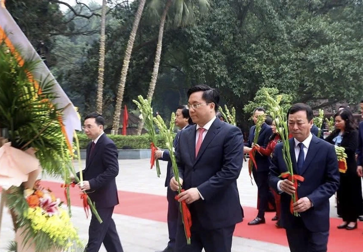 Chủ tịch UBND tỉnh Phú Thọ Trần Duy Đông và các lãnh đạo tỉnh Phú Thọ dâng hương tại Đền Hùng dịp Tết Bính Ngọ 2026.