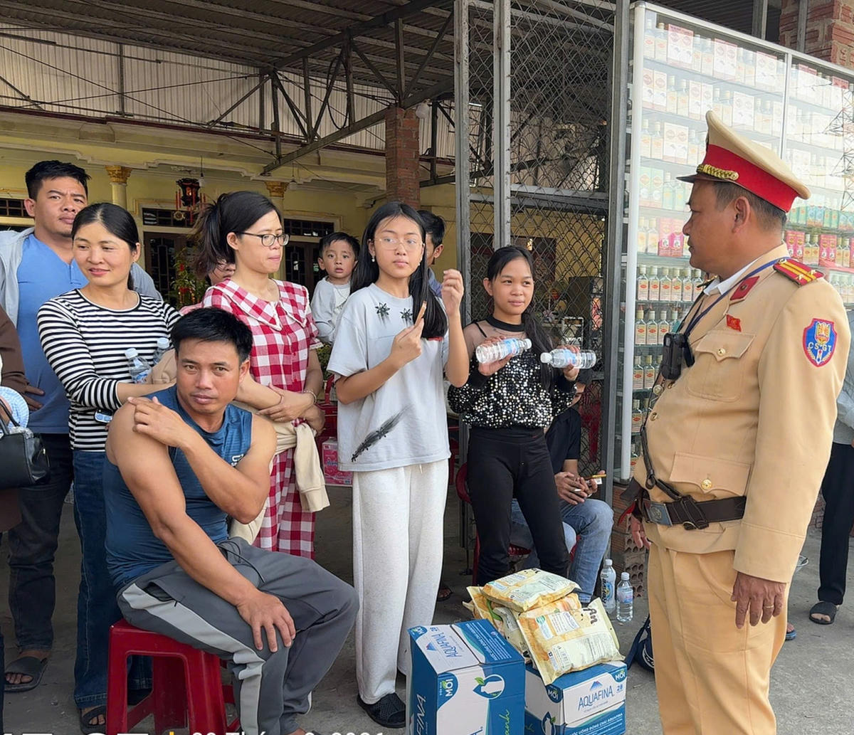CSGT thăm hỏi, ổn định tâm lý và hỗ trợ nước uống, bánh mì cho hành khách. Ảnh: P.P.