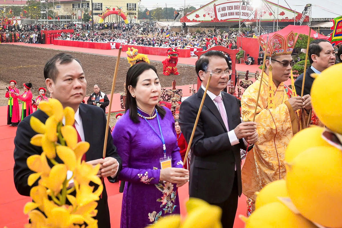 Tại lễ khai mạc sáng nay, phần nghi lễ được tổ chức trang nghiêm với các nghi thức dâng hương, tế thần Nông, cáo yết trời đất và tưởng nhớ công lao của vua Lê Đại Hành. Ảnh: Đình Minh