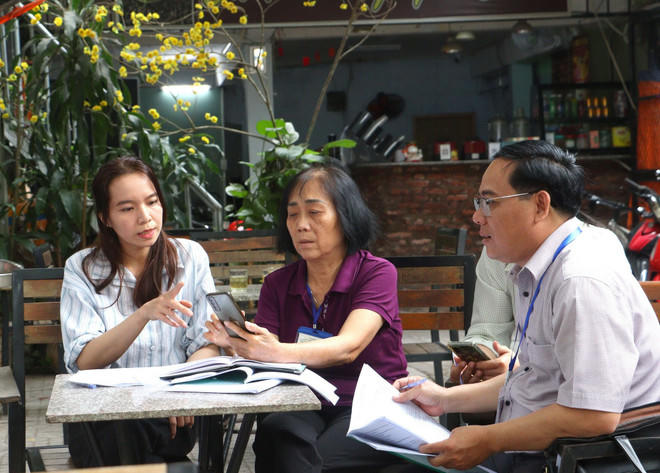 Điều tra viên tham gia thực hiện Tổng điều tra kinh tế năm 2026 tại phường Long Châu, tỉnh Vĩnh Long. (Ảnh: Lê Thúy Hằng/TTXVN).