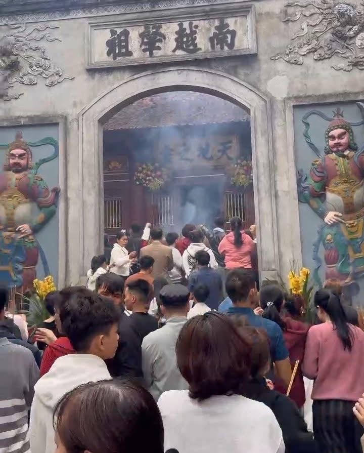 Điện Kính Thiên trên núi Nghĩa Lĩnh (Đền Hùng) sáng mùng 2 Tết Bính Ngọ.	 Ảnh: T.D