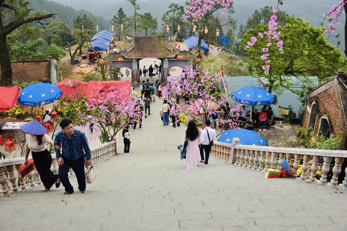 Du khách tới du xuân chùa Hương Tích. Ảnh: Thanh Thuỷ.