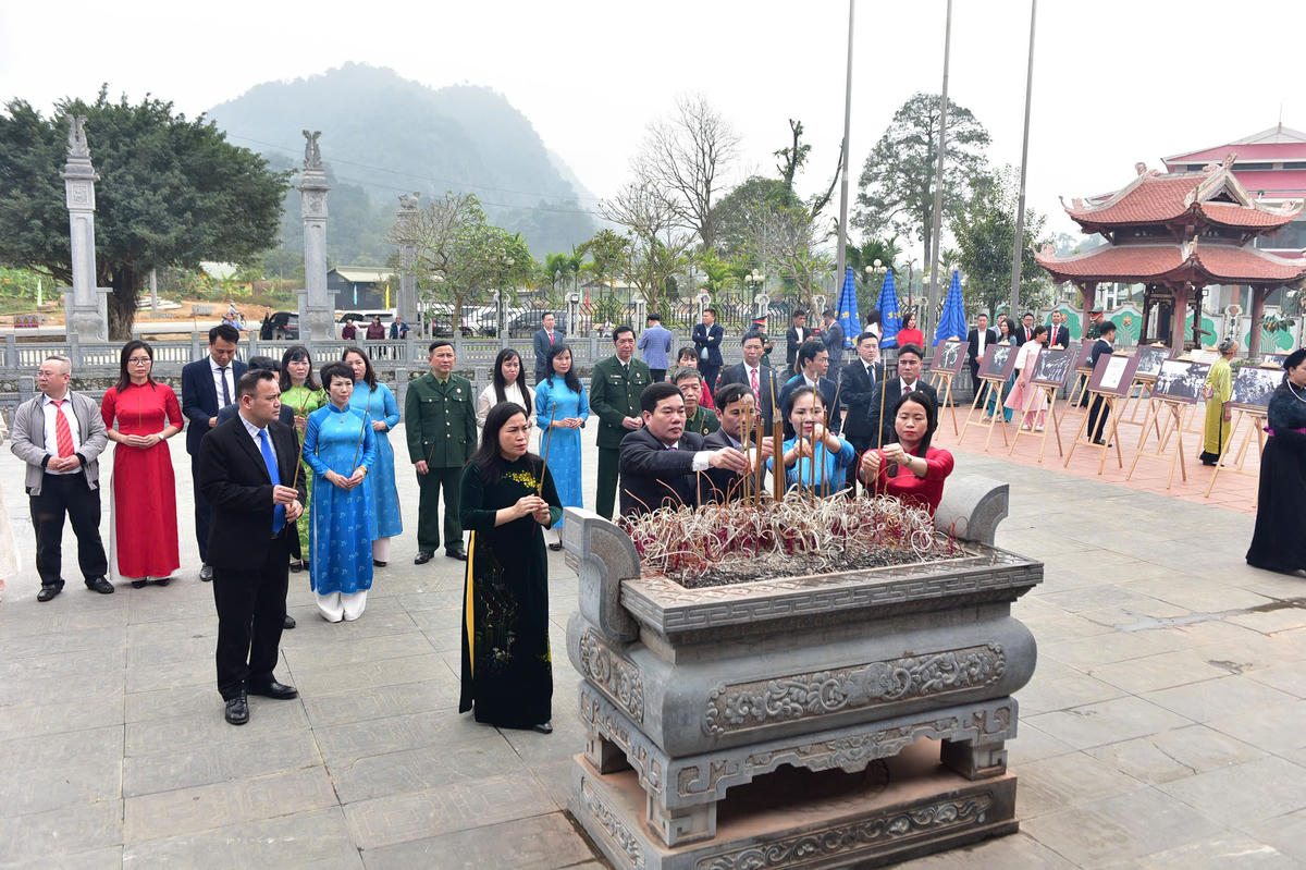 Những nén tâm nhang thành kính tri ân trước Khu tưởng niệm Chủ tịch Hồ Chí Minh và các vị tiền bối cách mạng.