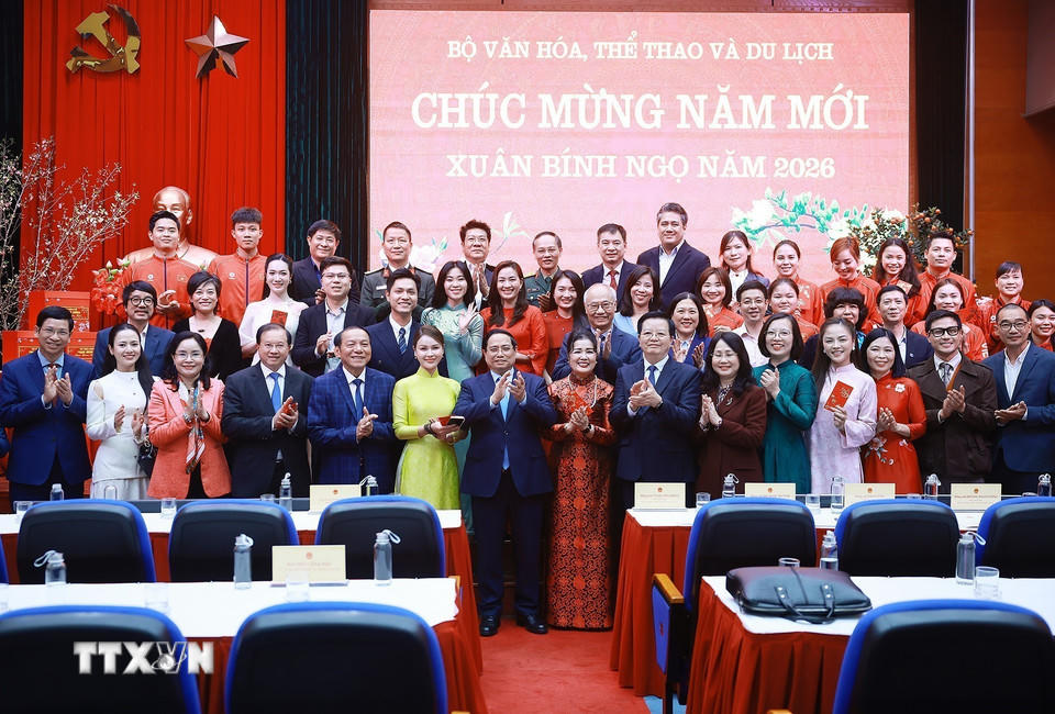 Thủ tướng Phạm Minh Chính với cán bộ, công chức, viên chức Bộ Văn hóa, Thể thao và Du lịch. (Ảnh: Dương Giang/TTXVN)