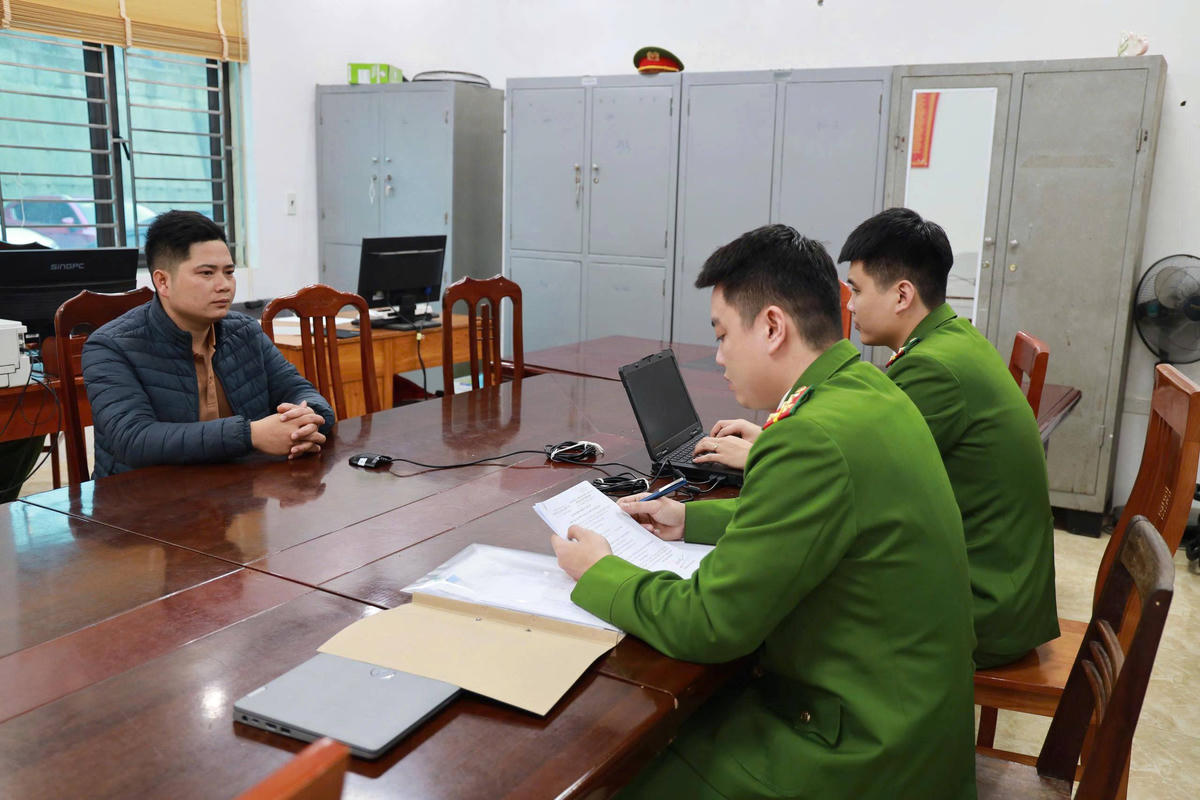 Triệu Văn Nội tại cơ quan điều tra. Ảnh: Công an tỉnh Lào Cai.