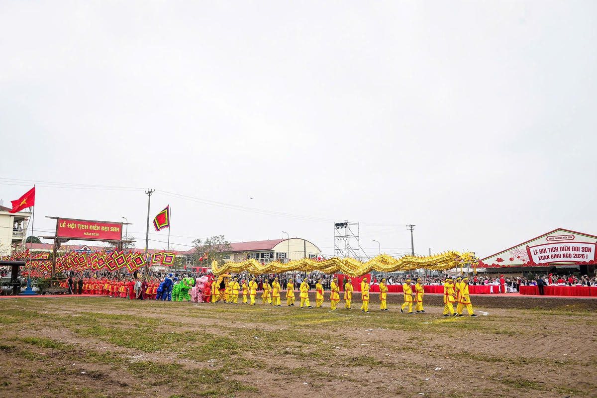Sáng 23/2 (tức mùng 7 tháng Giêng), tại chân núi Đọi, phường Tiên Sơn (Ninh Bình), lễ hội tịch điền Đọi Sơn được tổ chức trang trọng, tái hiện nghi thức vua xuống đồng cày ruộng, cầu cho một năm mưa thuận gió hòa, mùa màng bội thu. Ảnh: X.L