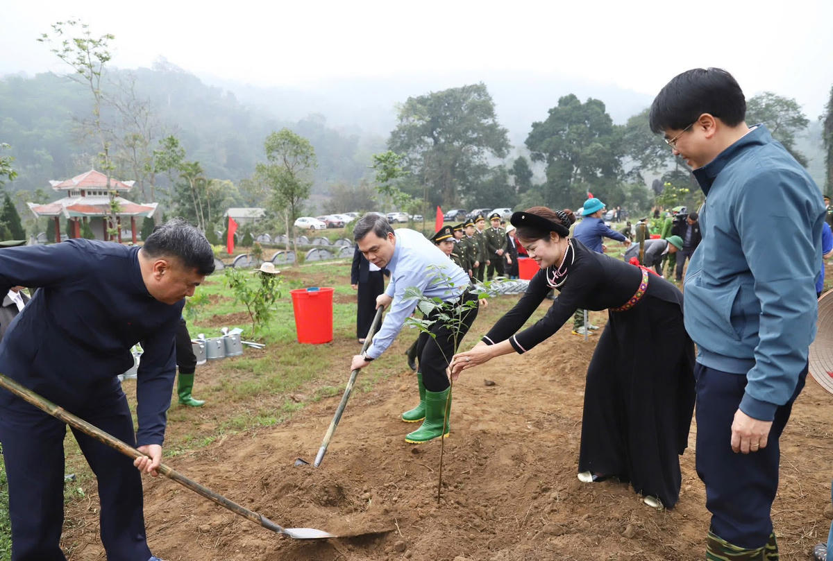 Phó Bí thư Tỉnh ủy, Chủ tịch Ủy ban MTTQ Việt Nam tỉnh Tuyên Quang Ma Thế Hồng tham gia trồng cây tại lễ phát động. Ảnh: MT TQ.
