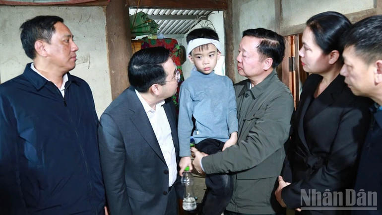 Phó Thủ tướng cùng cháu bé được cứu kịp thời trong vụ tai nạn do được mặc áo phao cứu sinh.