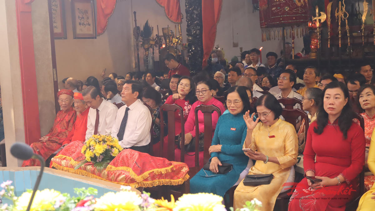 Đại diện lãnh đạo thành phố tham dự Lễ khai hạ - cầu an đầu xuân 2026. Ảnh: Hồng Phúc.