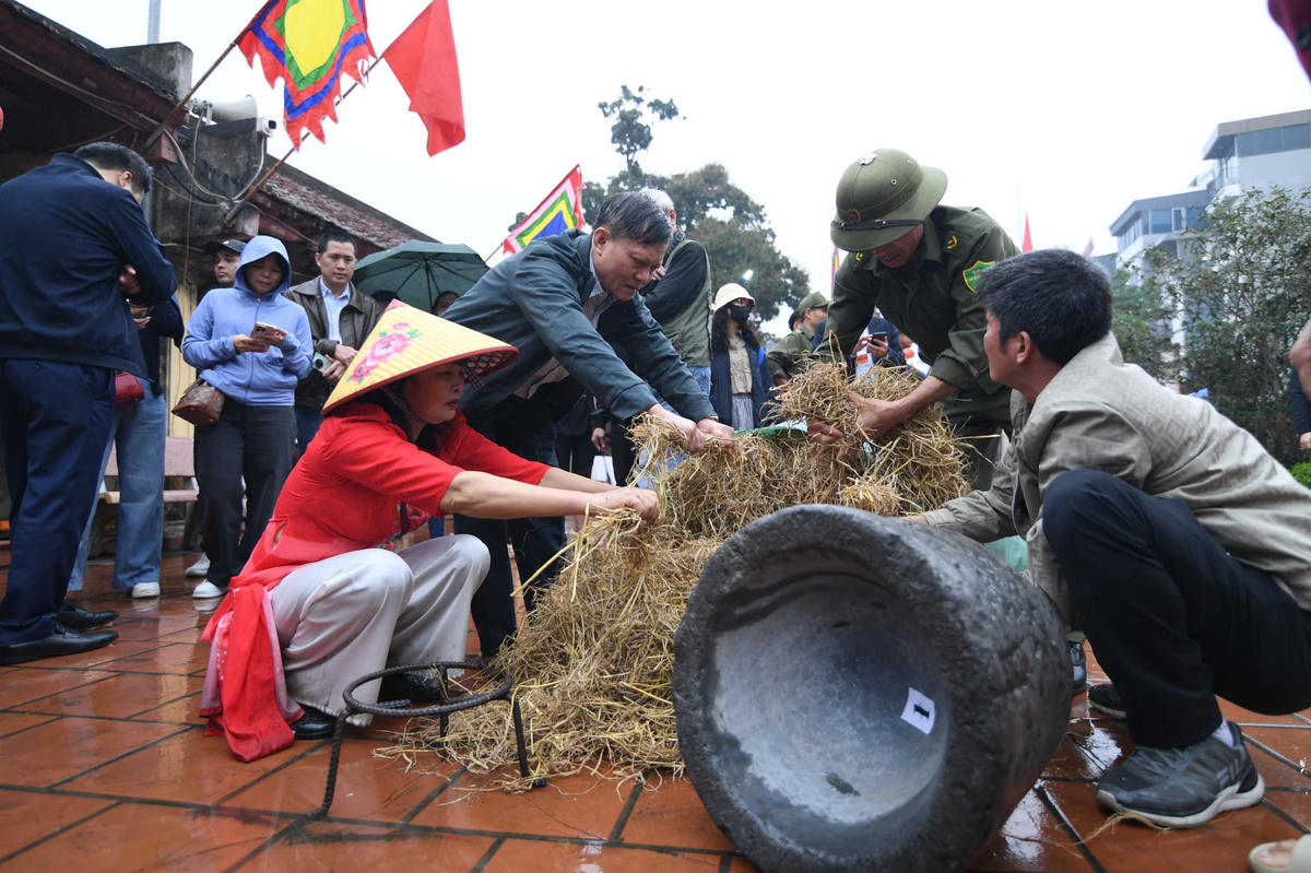 Các đội thi chuẩn bị trước giờ tranh tài. Ảnh: Phạm Sỹ.