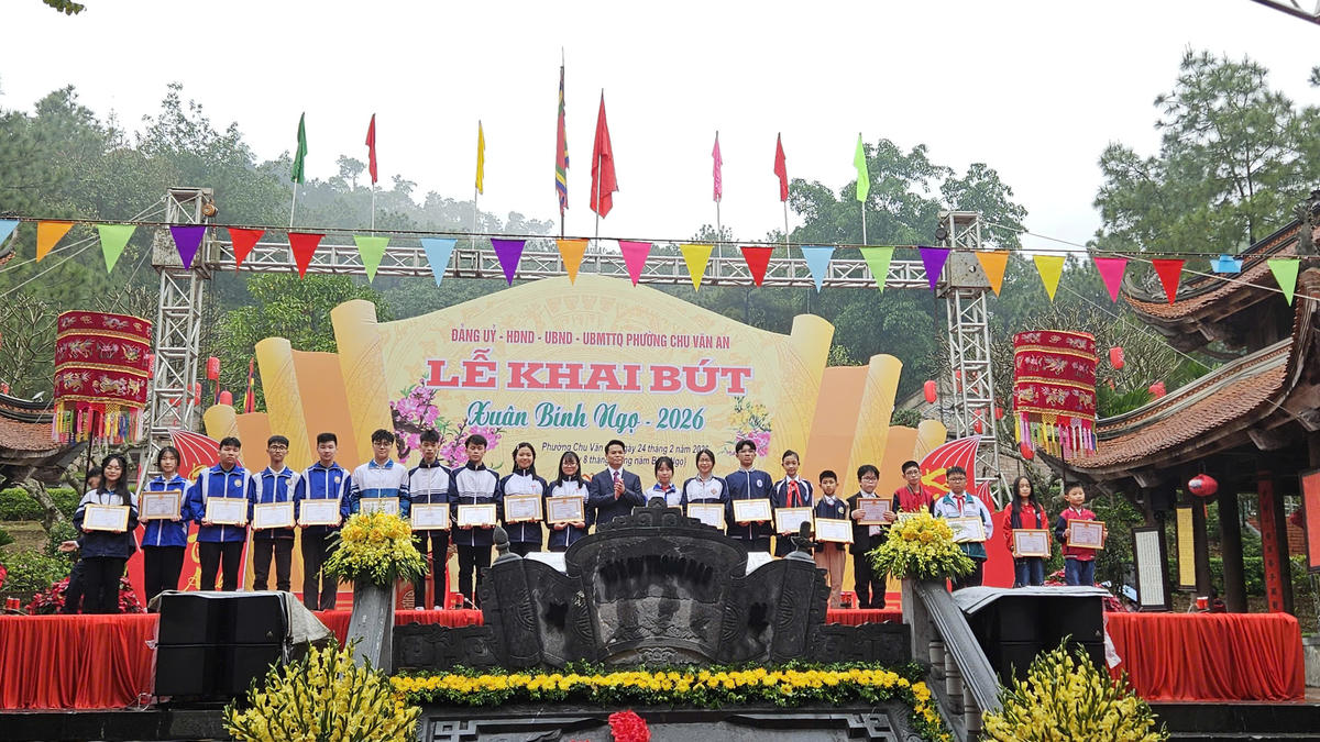 Chủ tịch UBND TP Hải Phòng Lê Ngọc Châu&nbsp;khen thưởng 20 học sinh có thành tích xuất sắc, tiêu biểu trong học tập tại phường Chu Văn An. Ảnh: MH.&nbsp;