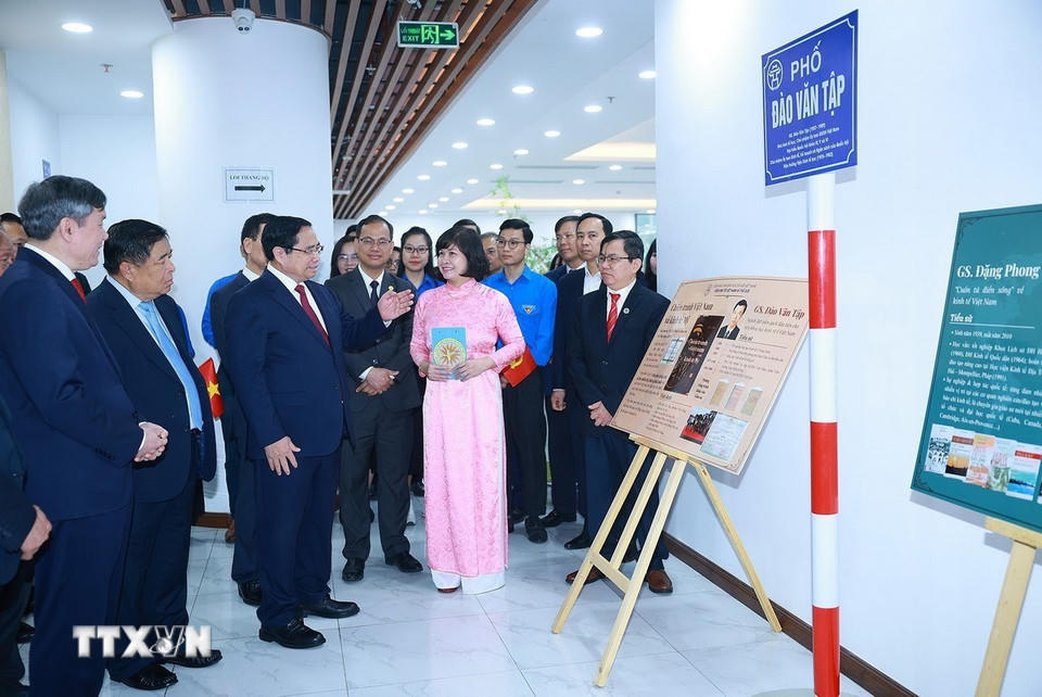 Thủ tướng Phạm Minh Chính tham quan không gian trưng bày kết quả nghiên cứu về khoa học-xã hội tại Viện Hàn lâm Khoa học và Xã hội Việt Nam. (Ảnh: Dương Giang/TTXVN)