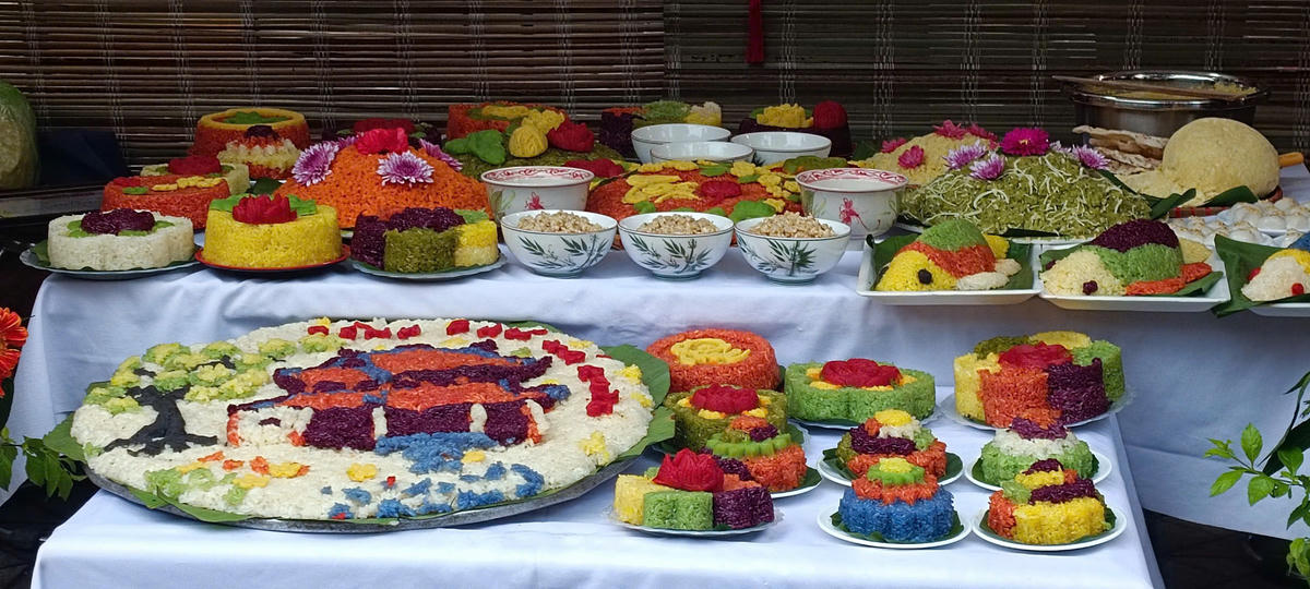 Những nong xôi màu sắc rực rỡ gửi gắm trong đó sự khéo léo, sáng tạo và niềm tự hào của người làm nghề truyền thống.