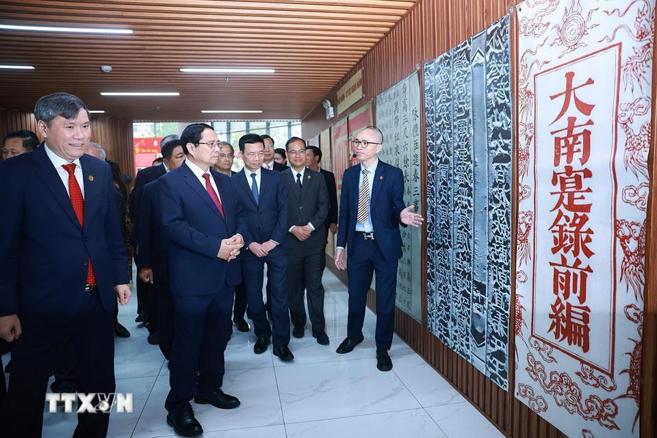 Thủ tướng Phạm Minh Chính tham quan không gian trưng bày về Hán Nôm tại Viện Hàn lâm Khoa học và Xã hội Việt Nam. (Ảnh: Dương Giang/TTXVN)