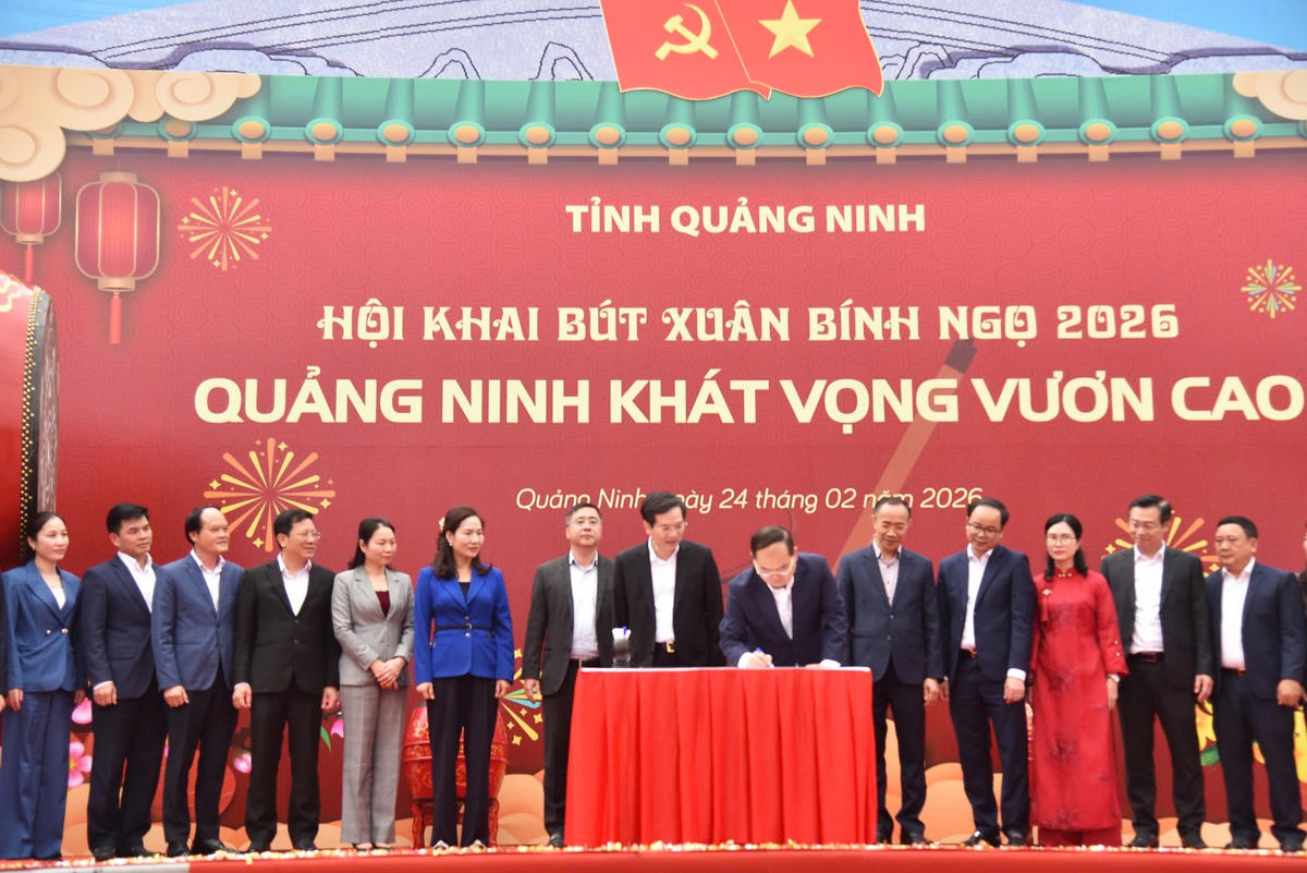 Bí thư Tỉnh ủy Quảng Ninh Quản Minh Cường và các lãnh đạo tỉnh, đại diện các sở, ngành thực hiện nghi thức khai bút đầu năm.