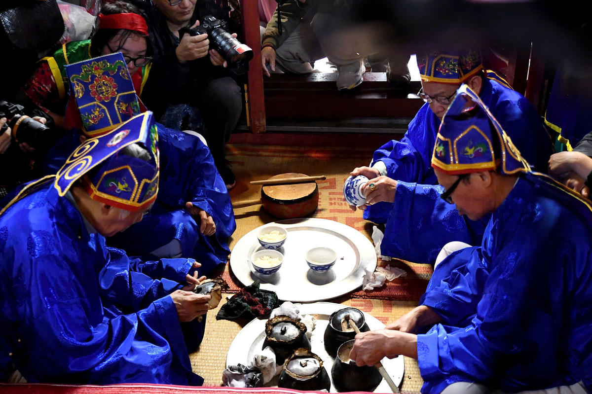 Các bô lão xới cơm của bốn đội ra bốn bát để kiểm tra, trước khi dâng lên Thành hoàng làng. Ảnh: Phạm Sỹ.