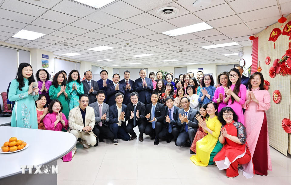 Tổng Bí thư Tô Lâm chúc Tết cán bộ, phóng viên, biên tập viên Ban Biên tập tin Trong nước. (Ảnh: Minh Đức/TTXVN)