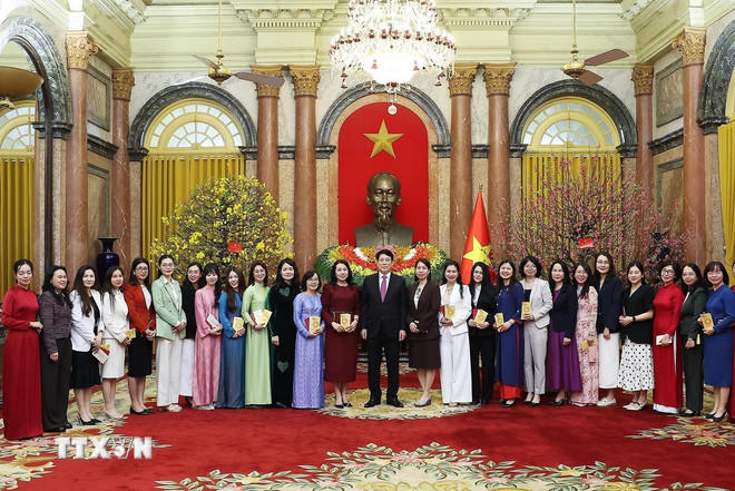 Chủ tịch nước Lương Cường chúc Tết cán bộ, công chức, viên chức, người lao động Văn phòng Chủ tịch nước. (Ảnh: Lâm Khánh/TTXVN)