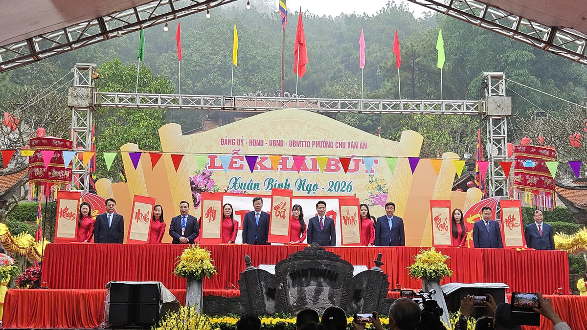 Nghi thức khai bút chữ Quốc ngữ với 7 chữ: Trí - Minh - An - Khang - Vinh - Thịnh - Phúc mang ý nghĩa về trí tuệ, sức khoẻ, sự nghiệp, phúc đức. Ảnh: PT.&nbsp;