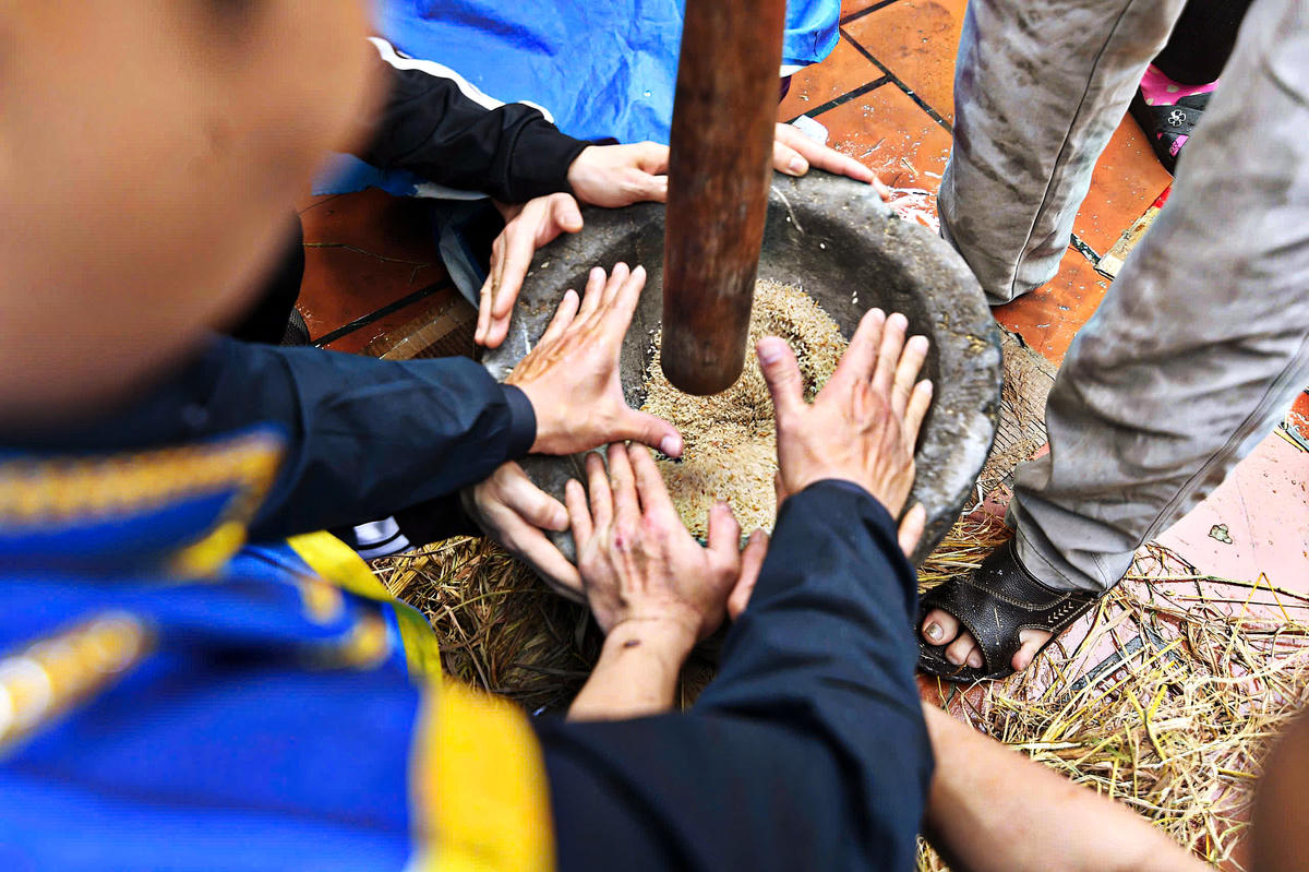 &nbsp;Hội kéo lửa, thổi cơm thi của làng Thị Cấm được duy trì đến ngày nay không chỉ góp phần gìn giữ và bảo vệ bản sắc mà còn có ý nghĩa rèn luyện sức khỏe, sự nhanh nhẹn và để các thế hệ có tinh thần thi đua, đoàn kết trong cộng đồng. Ảnh: Phạm Sỹ.