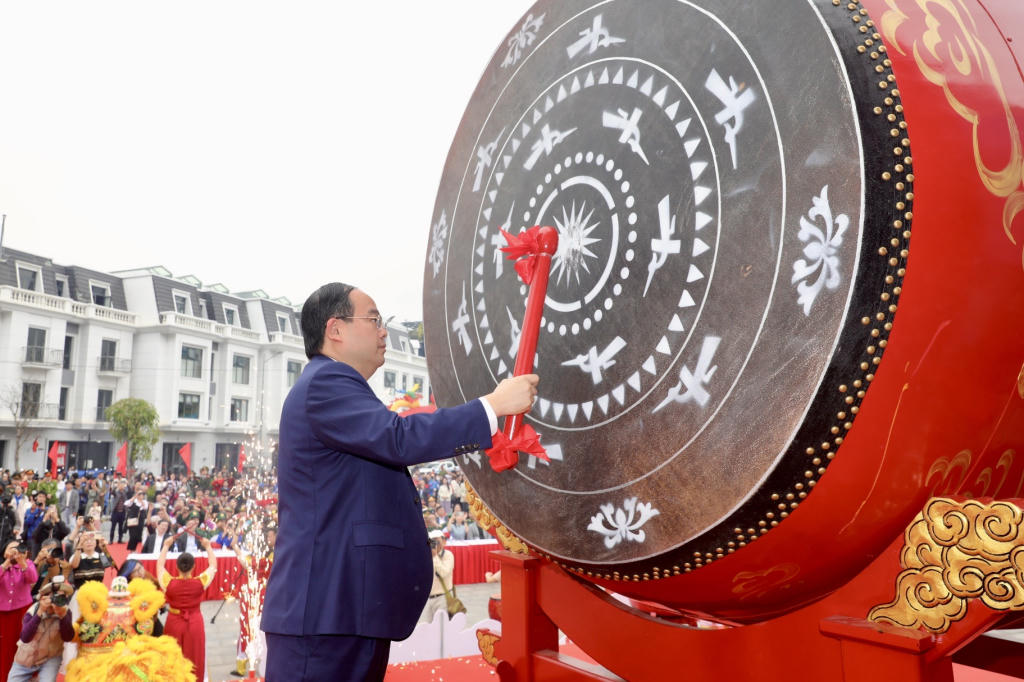  Bí thư Tỉnh ủy Quảng Ninh Quản Minh Cường gióng trống khai hội. Ảnh: QMG