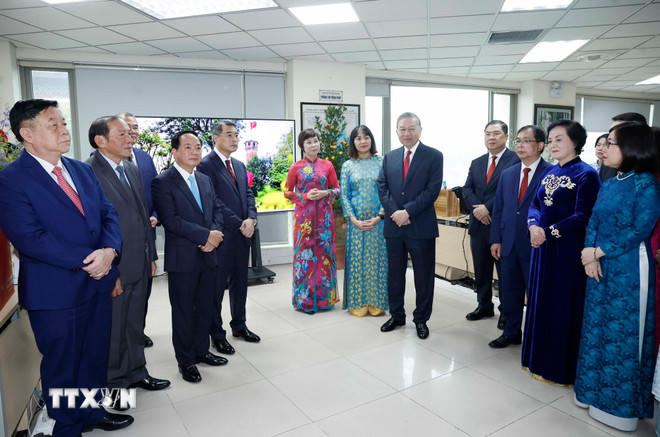 Tổng Bí thư Tô Lâm thăm Ban biên tập Tin Đối ngoại. (Ảnh: Thống Nhất/TTXVN)