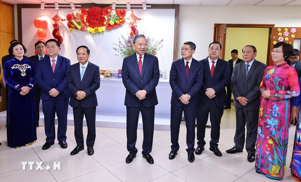 Tổng Bí thư Tô Lâm chúc Tết cán bộ, phóng viên, biên tập viên Ban biên tập tin Thế giới. (Ảnh: Minh Đức/TTXVN)