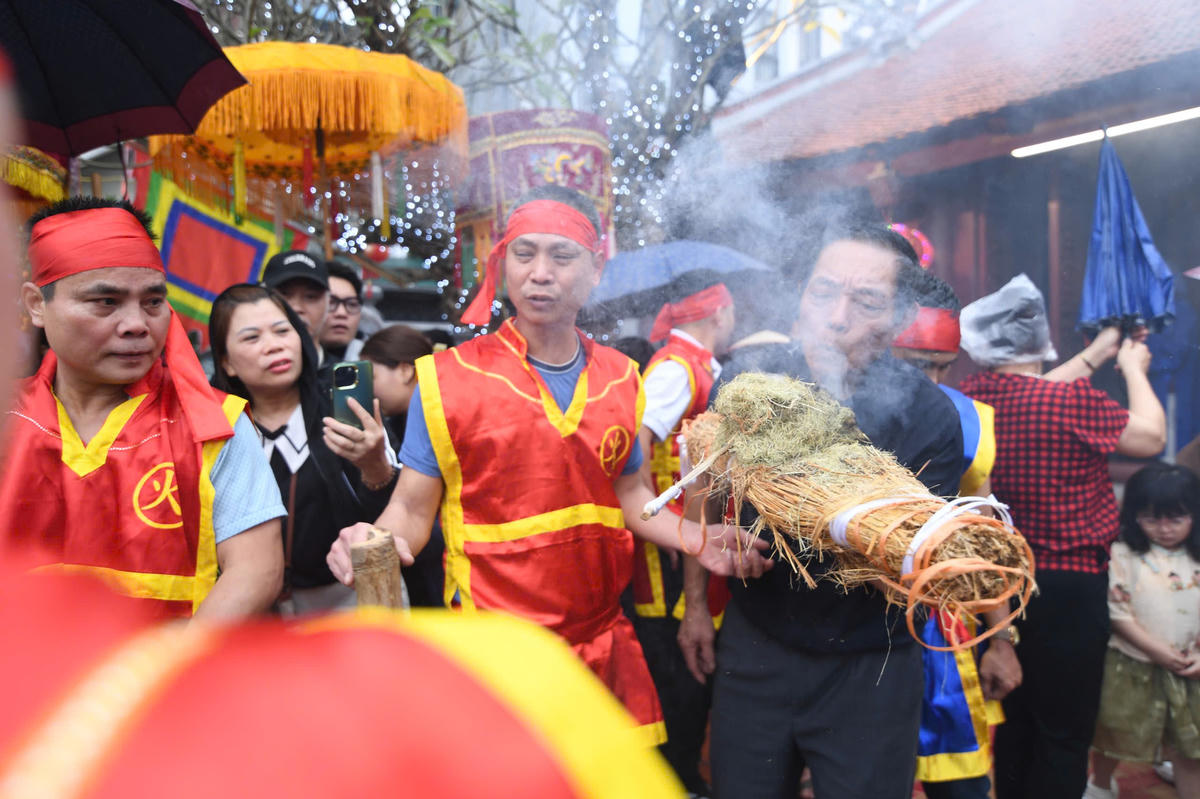 Phần thi kéo lửa theo phương pháp cổ truyền diễn ra sôi động, thu hút sự cổ vũ nồng nhiệt của người dân. Ảnh: Phạm Sỹ.