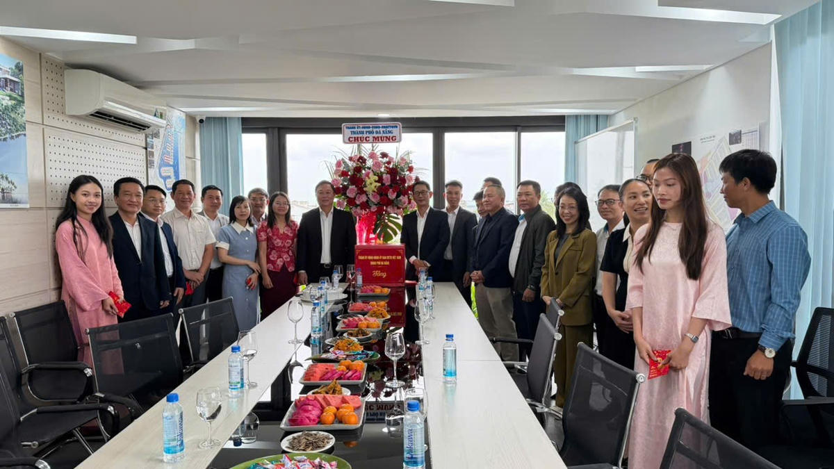 Ông Lê Trí Thanh thăm, chúc tết Công ty CP Đạt Phương Hội An. Ảnh: Phương Thuận.