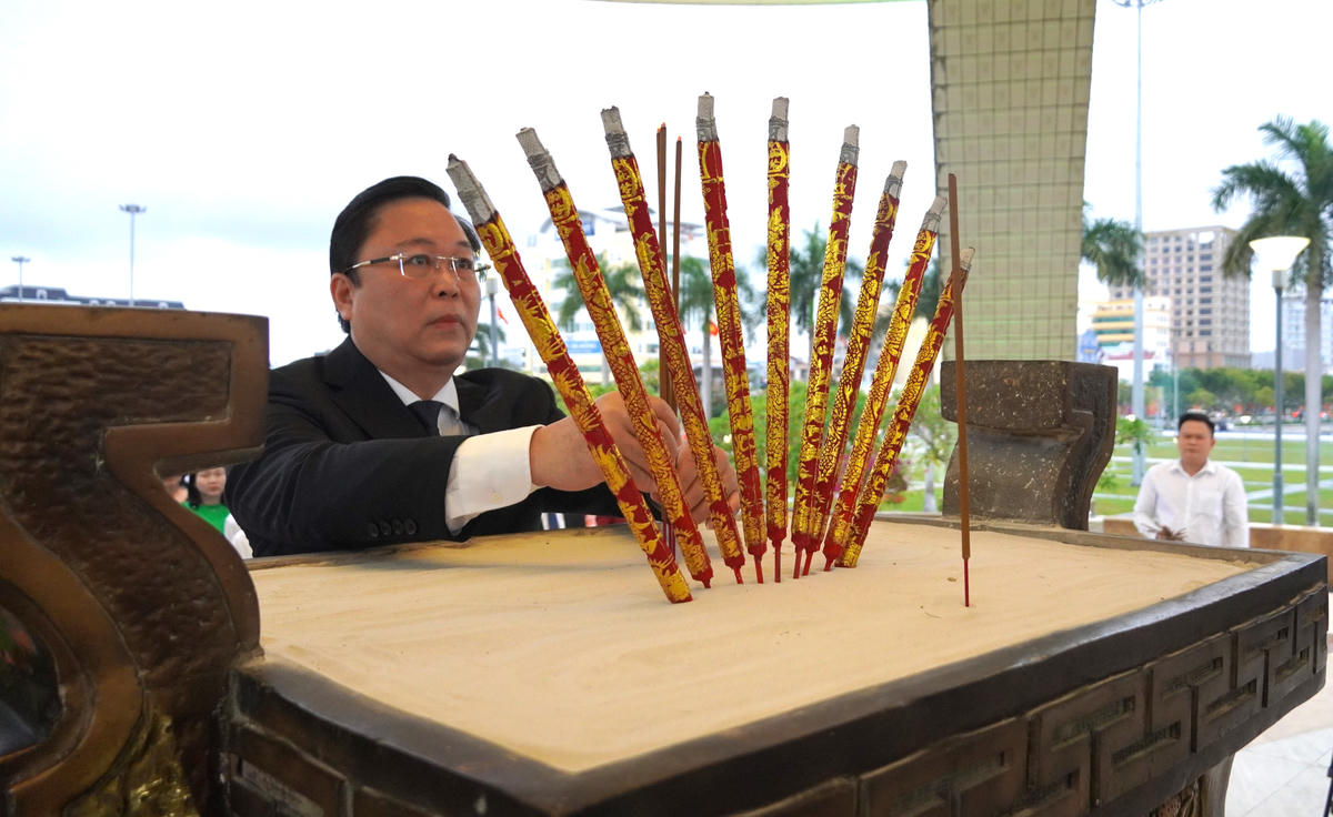 Cùng ngày, Chủ tịch Ủy ban Mặt trận Tổ quốc Việt Nam thành phố Lê Trí Thanh cùng đoàn công tác dâng hoa, dâng hương tại Đài Tưởng niệm thành phố. Ảnh: Phương Thuận.