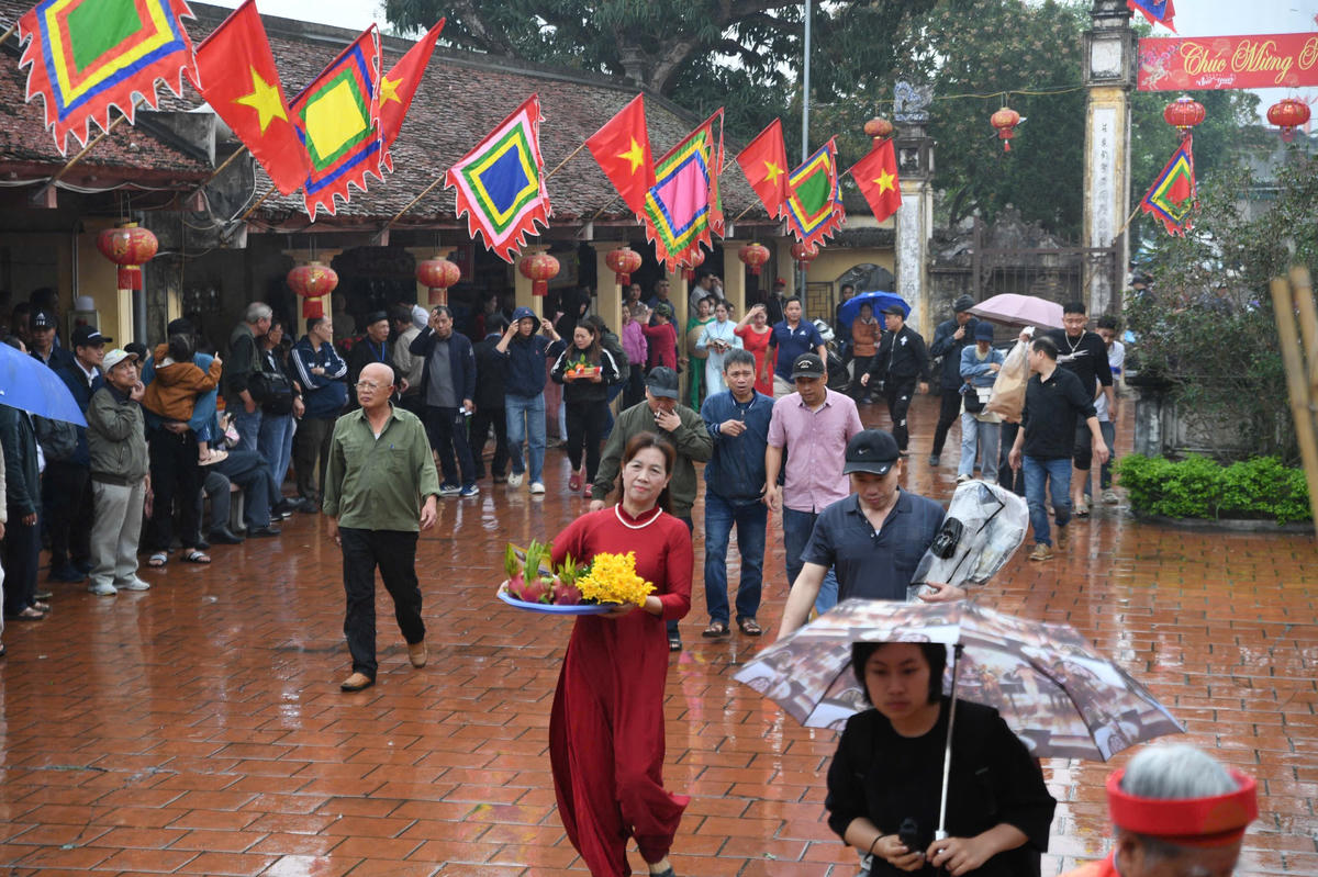 Người dân dâng lễ lên Thành hoàng làng trước giờ diễn ra cuộc thi. Ảnh: Phạm Sỹ.