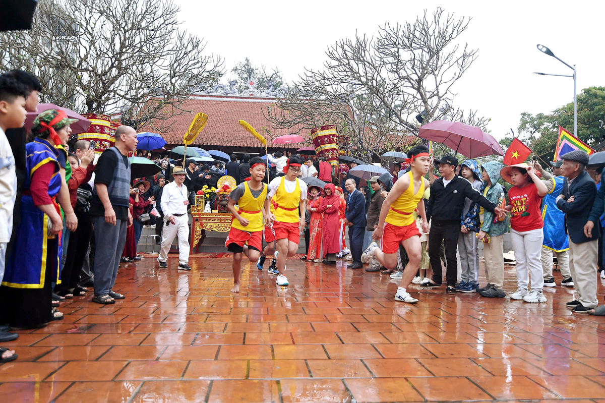 Thời gian thi từ 11h - 12h, có 3 phần gồm: kéo lửa, thì chạy lấy nước và thổi cơm. Ảnh: Phạm Sỹ.