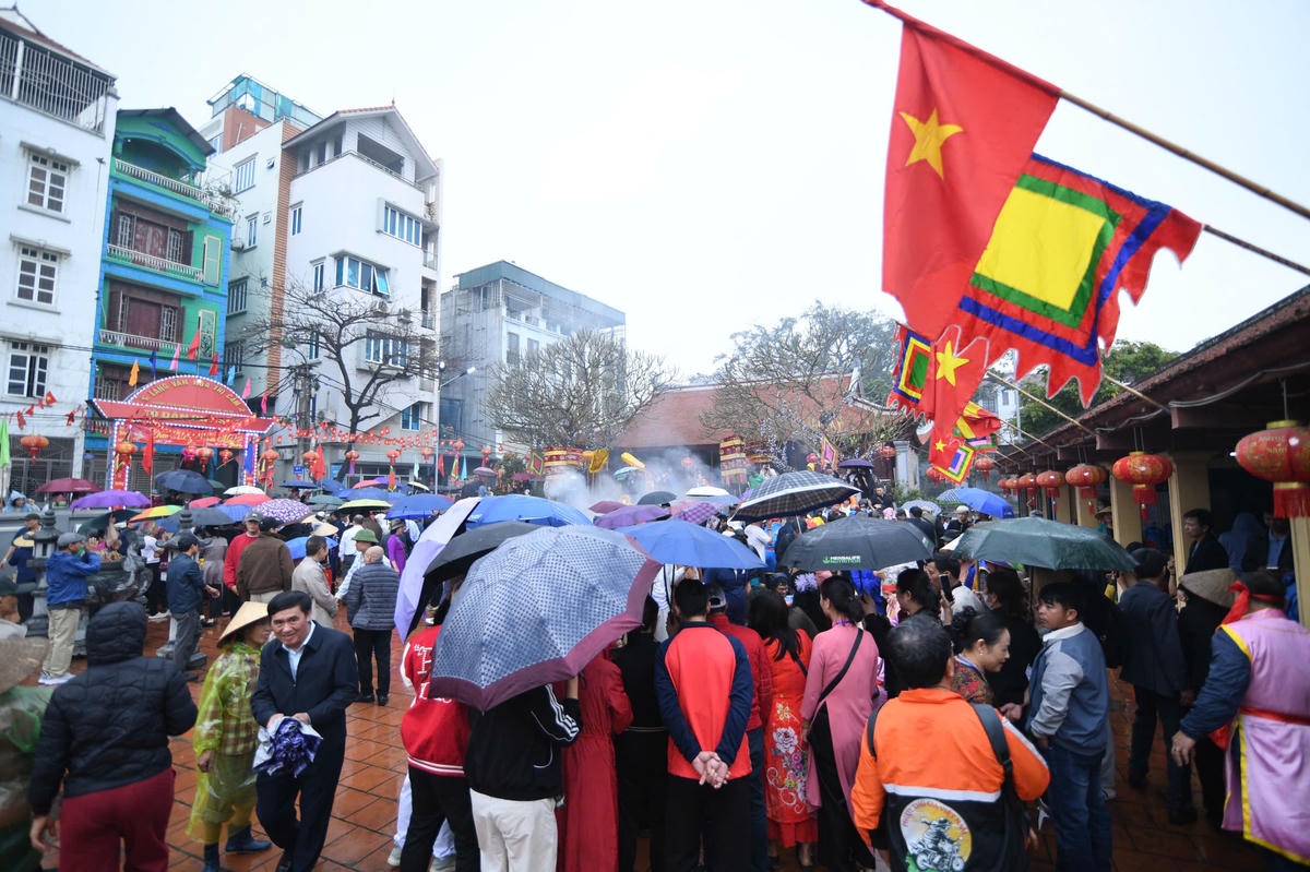 Sân đình làng Thị Cấm rộn ràng trong ngày hội thổi cơm thi, thu hút đông đảo người dân và du khách thập phương tham dự. Ảnh: Phạm Sỹ.