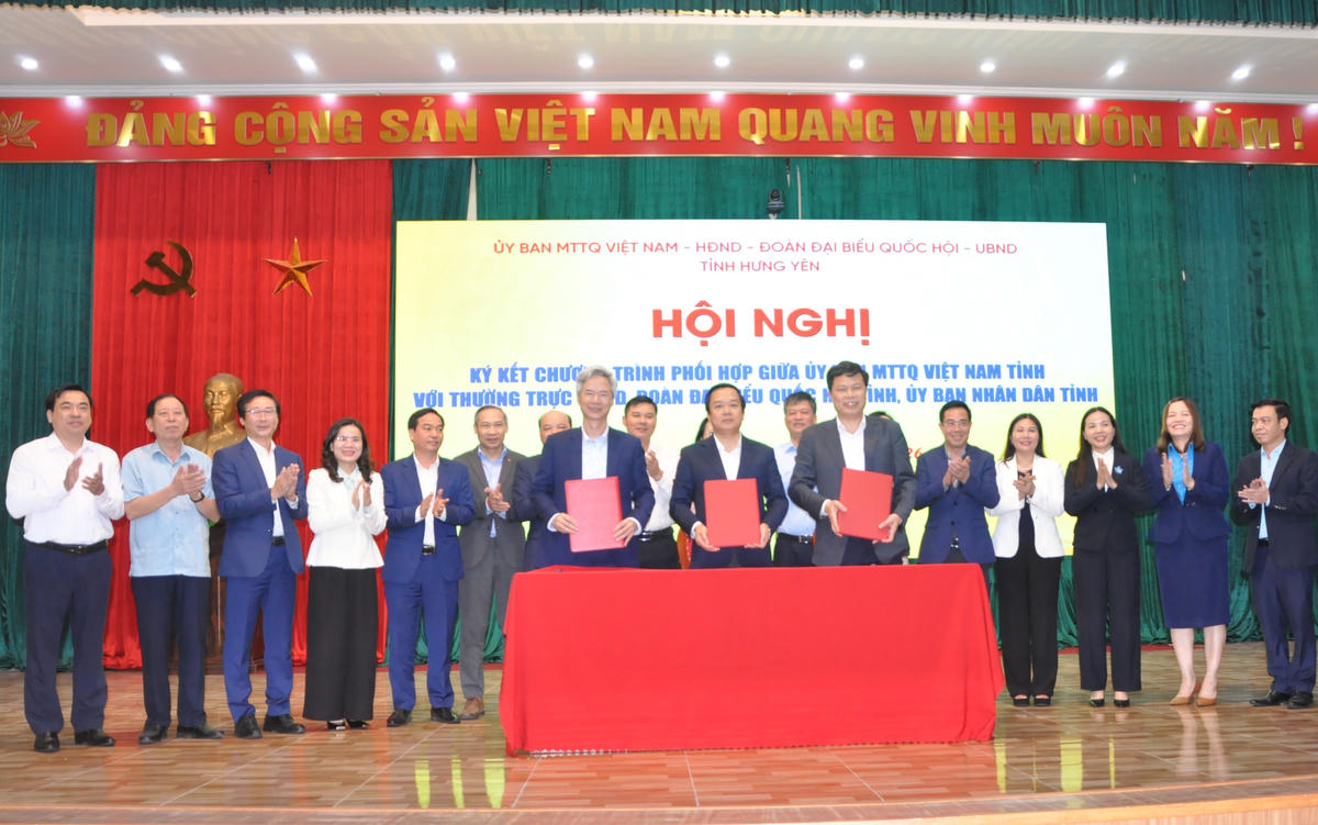 Lãnh đạo HĐND, UBND, Ủy ban MTTQ, Đoàn đại biểu Quốc hội tỉnh Hưng Yên tại hội nghị ký kết. Ảnh: Mai Nhung