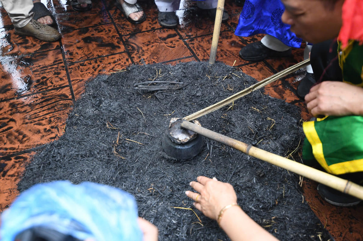 Nồi cơm của một đội được tìm thấy. Ảnh: Phạm Sỹ.