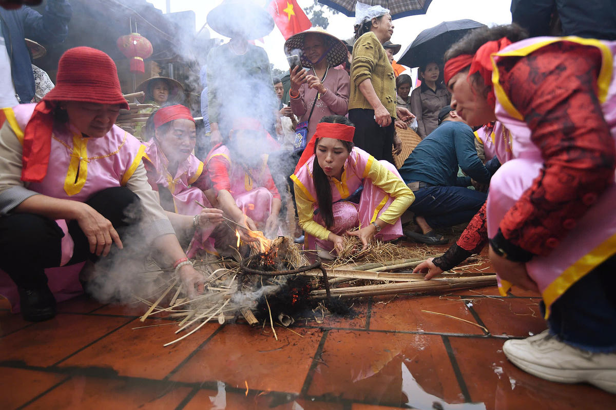 Những nồi cơm được đặt lên bếp giữa sân đình, khói rơm nghi ngút, báo hiệu vòng thi cuối cùng. Ảnh: Phạm Sỹ.