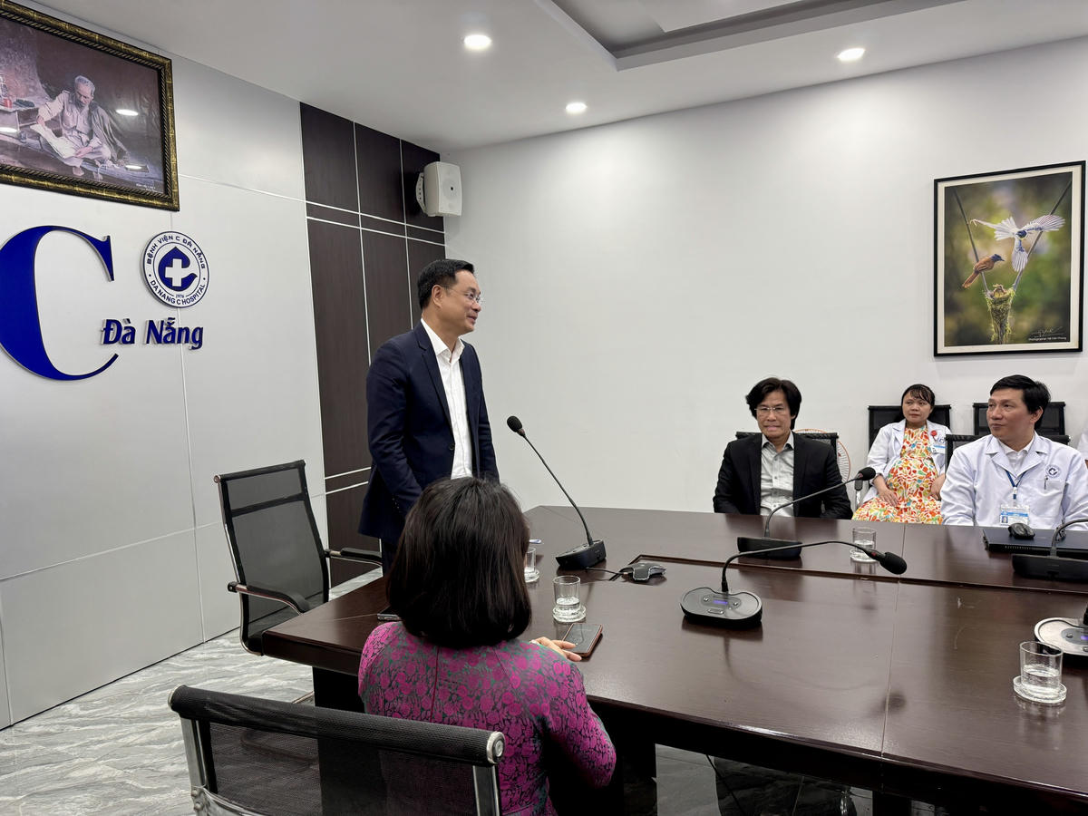 Bí thư Thành ủy Lê Ngọc Quang thăm Bệnh viện C Đà Nẵng. Ảnh: Nguyễn Tú.